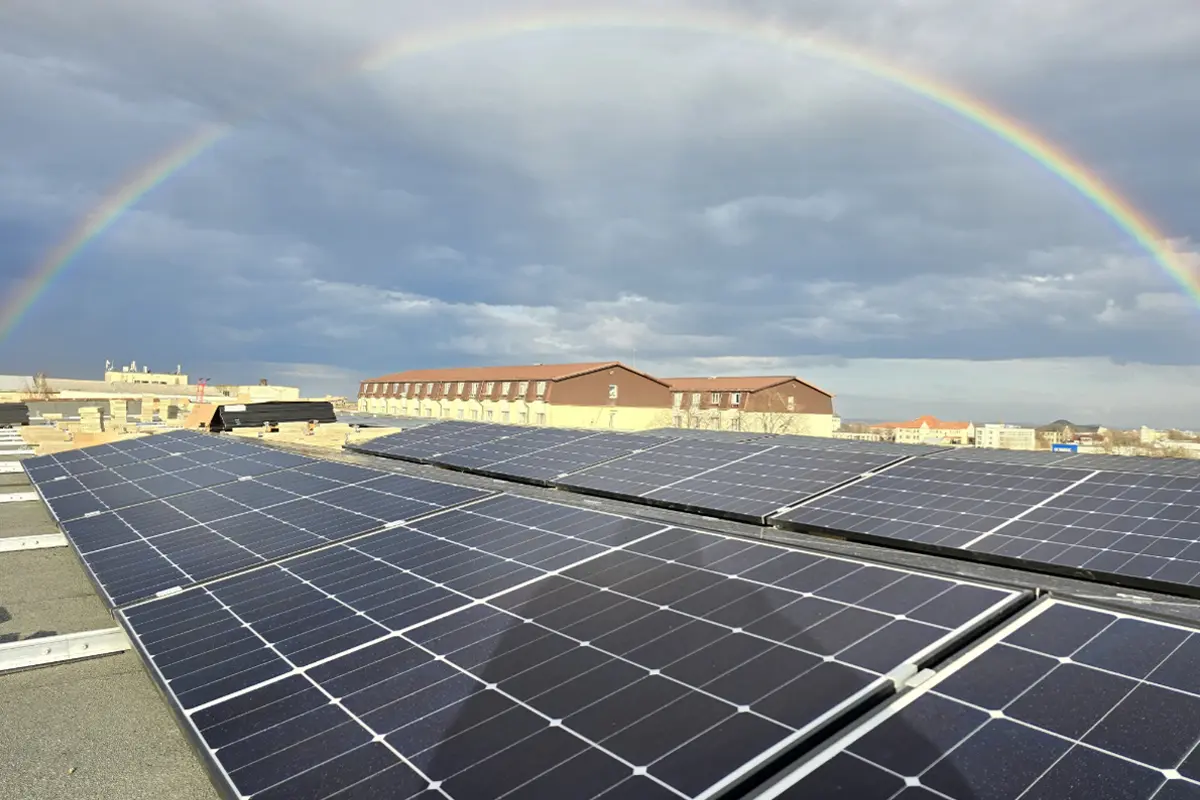 Sistem fotovoltaic pe hală industrială
