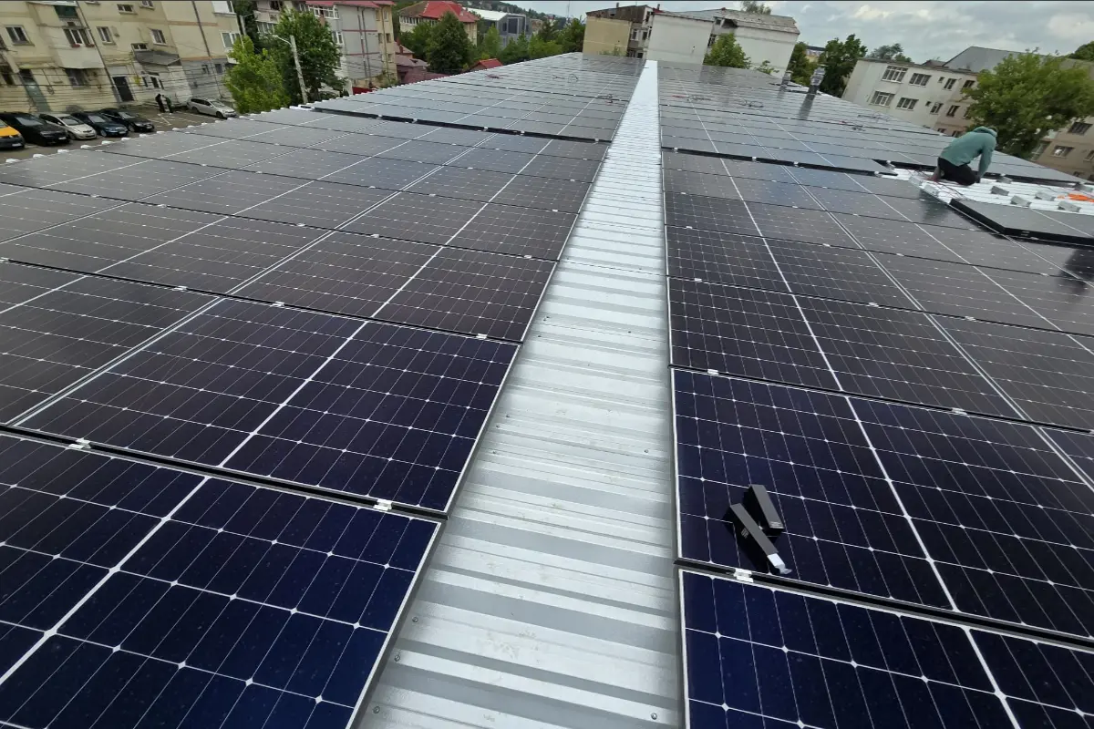 Montaj sistem fotovoltaic comercial